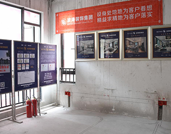 先彈線后再開(kāi)槽，開(kāi)槽時(shí)必須橫平豎直