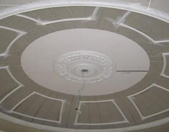 在鋪貼?；u和微晶石上墻時(shí)，必須用重型粘結(jié)劑鋪設(shè)