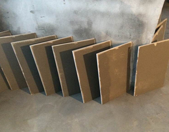 空調(diào)岀風(fēng)口和回風(fēng)口必須加固，再封上石膏板